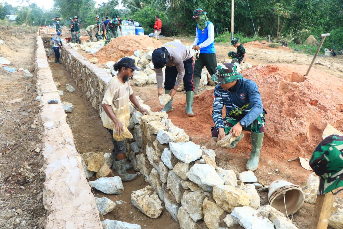Personel Satgas TMMD Ke- 120 Kodim 0908/Bontang Terus Berjibaku Membangun Sasaran Fisik Drainase