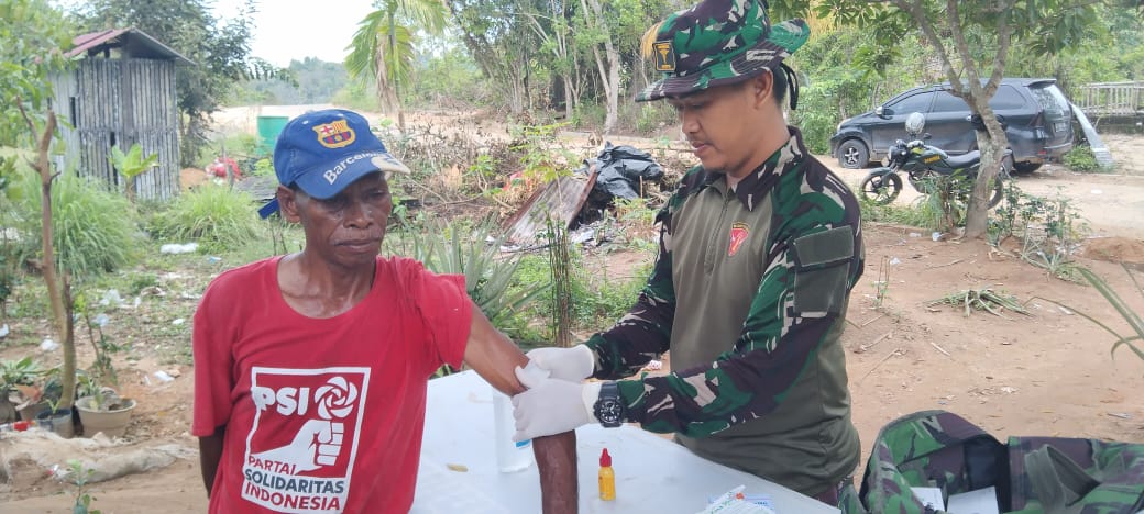 Tim Kesehatan Lapangan TMMD Ke-120 Kodim 0908/Bontang Sigap Obati Warga yang Luka Akibat Kecelakaan Kerja