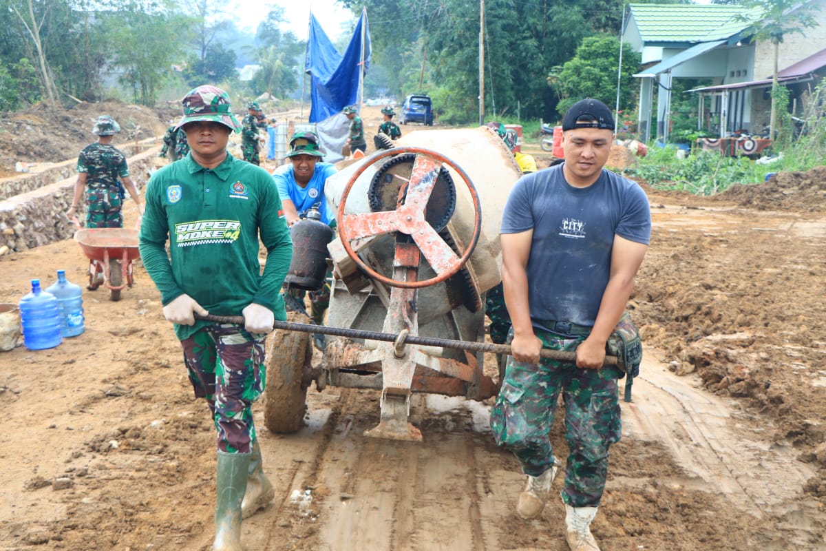 Semangat Bahu Membahu Satgas TMMD Ke 120 Kodim 0908/Bontang