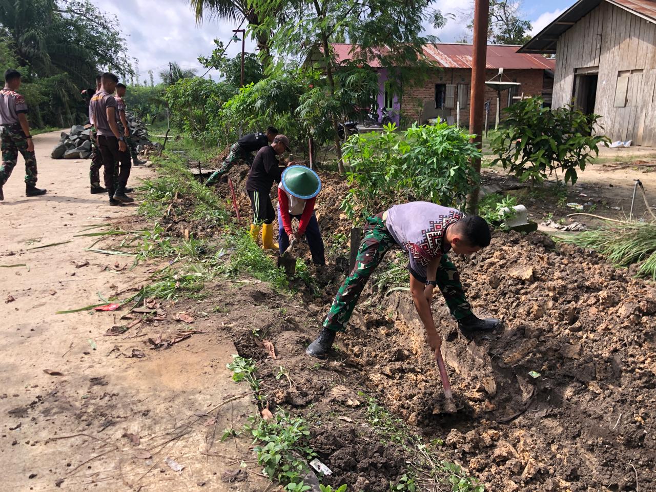 Peserta Latsitarda Bersama Warga Lakukan Pembersihan Parit