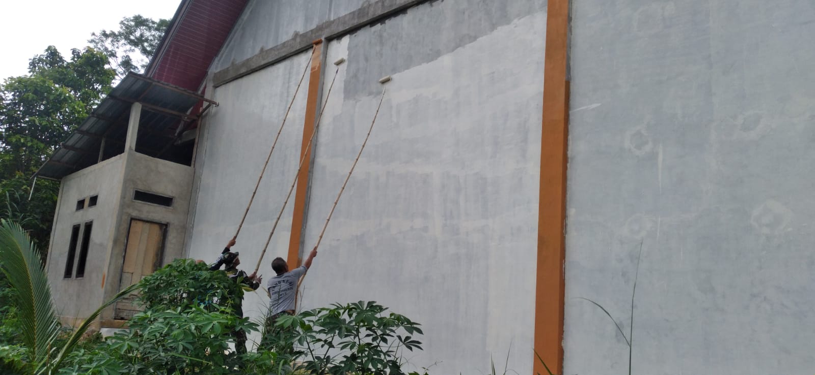 Satgas TMMD Ke- 120 Kodim 0908/Bontang Lakukan Pengecatan Tempat Ibadah