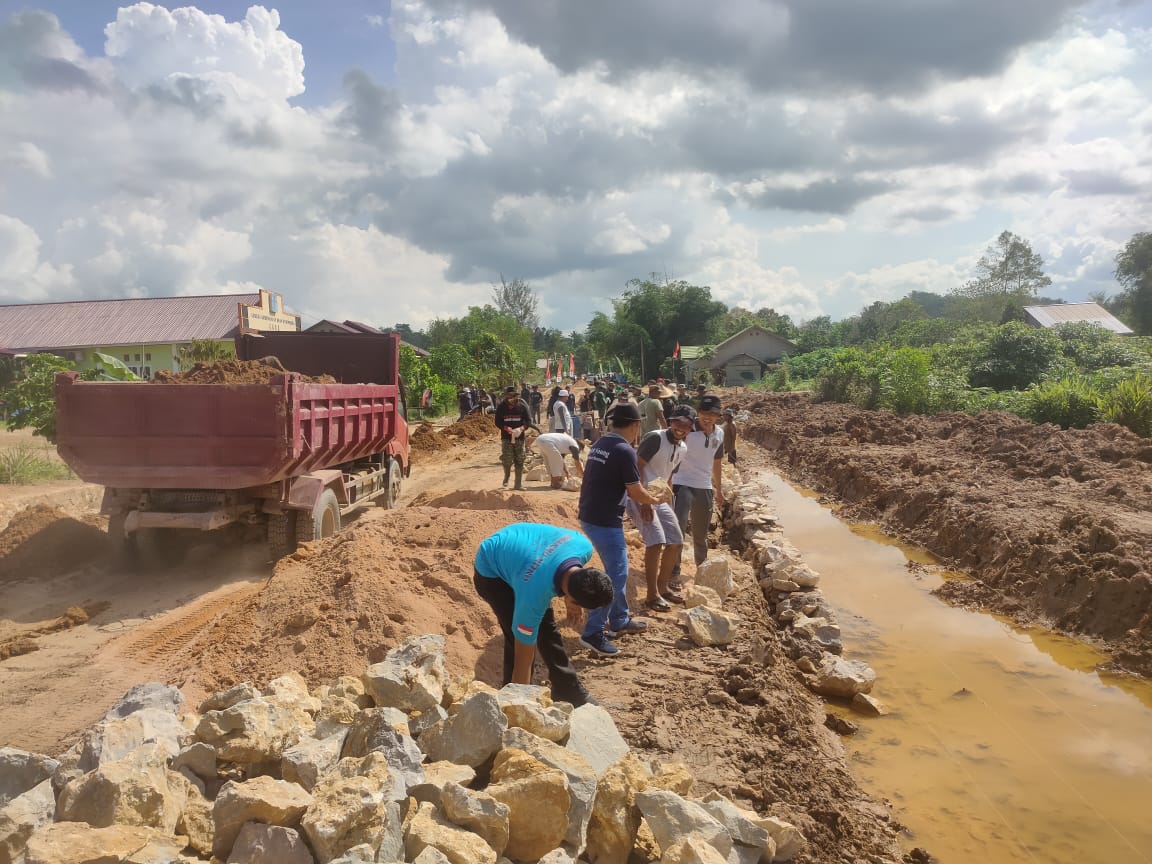 Masyarakat Antusias Kerjakan Sasaran Fisik TMMD Ke- 120 Kodim 0908/Bontang