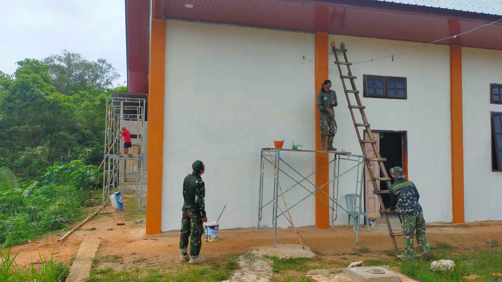 Tempat Ibadah Tampak Kembali Baru, Berkat Kerja Sama Satgas TMMD Ke- 120 Kodim 0908/Bontang dengan Warga