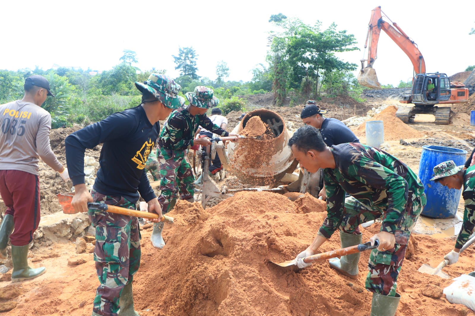 Mesin Molen Terus Berputar, Satgas TMMD Ke- 120 Kodim 0908/Bontang dan Warga Terus Bekerja