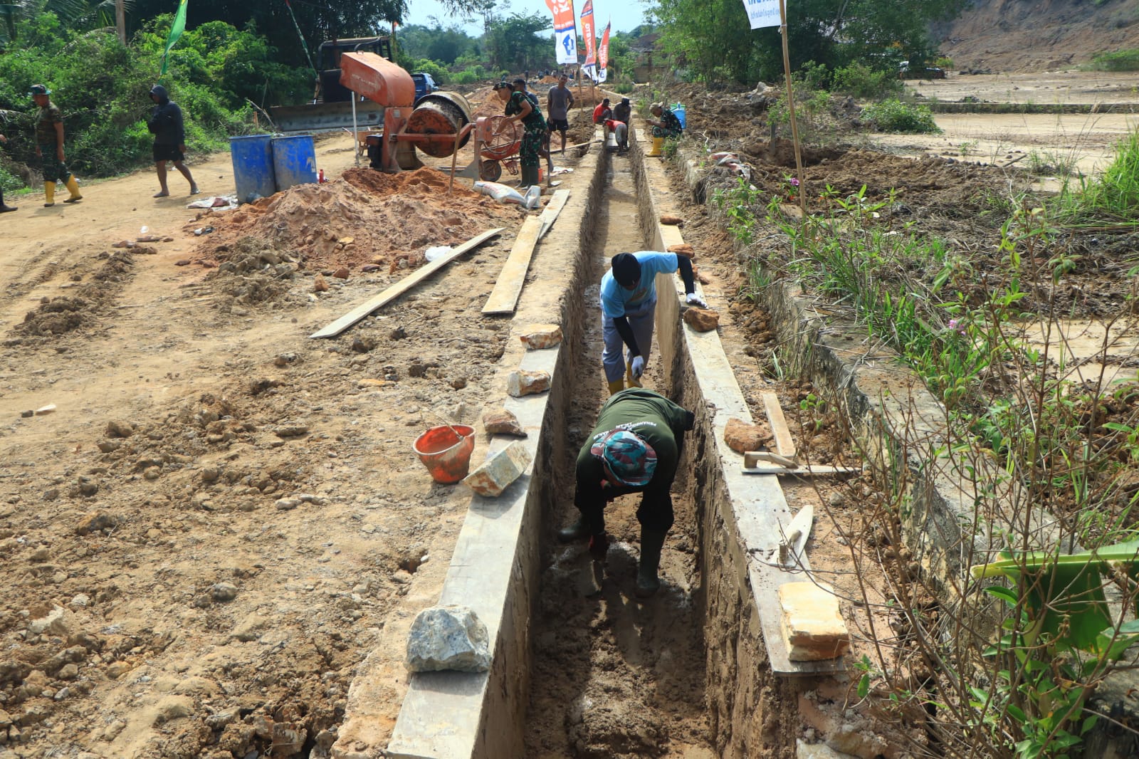 Kompak, Personel Satgas TMMD Ke- 120 Kodim 0908/Bontang Bersama Warga Mulai Kerjakan Plesteran Drainase