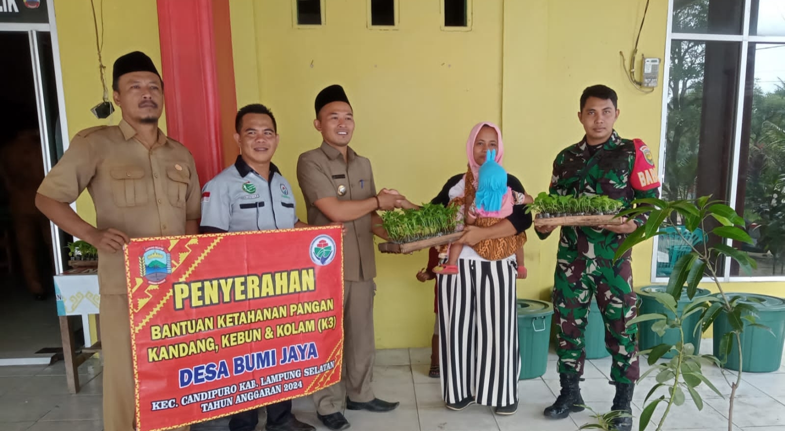 Realisasikan Program Ketahanan Pangan Pemdes Bumijaya Bagikan Puluhan Ekor Kambing