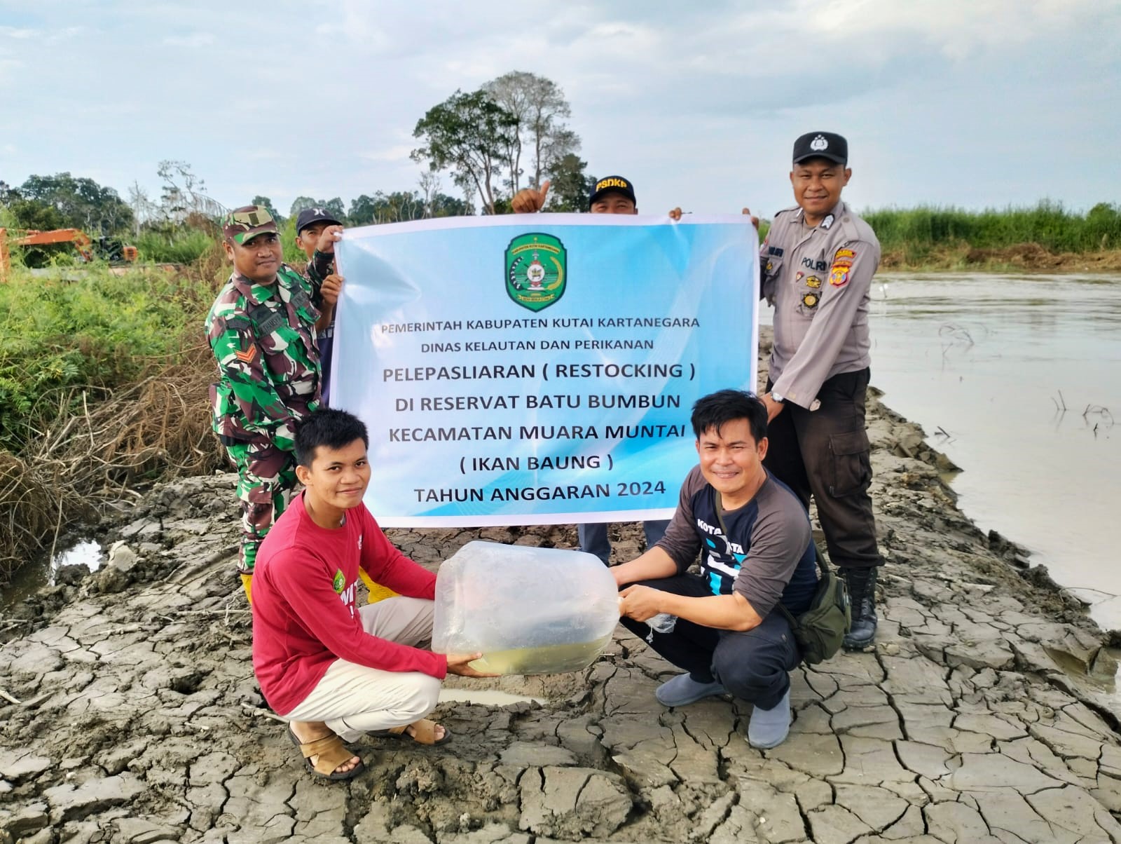 Babinsa Muara Muntai, Restocking 32.300 Bibit Ikan Baung Jaga Keseimbangan Ekosistem Perairan