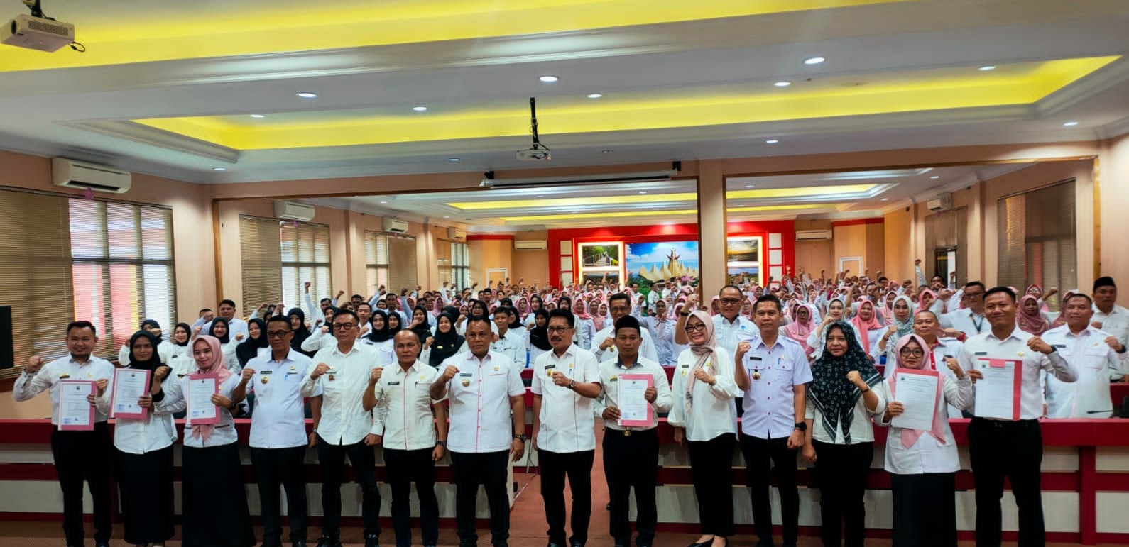 Bupati Nanang Ermanto Serahkan 147 SK PPPK Baru dan 347 SK Berkala
