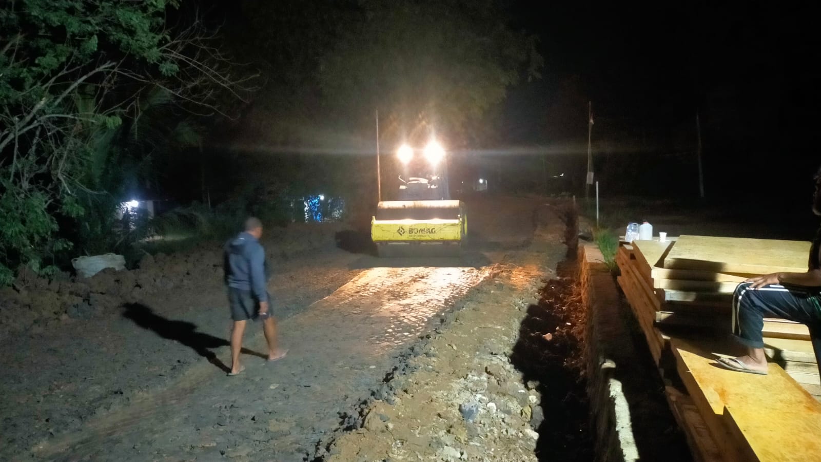 Gelapnya Malam Tak Menyurutkan Semangat kerja Lembur Satgas TMMD Ke- 120 Kodim 0908/Bontang