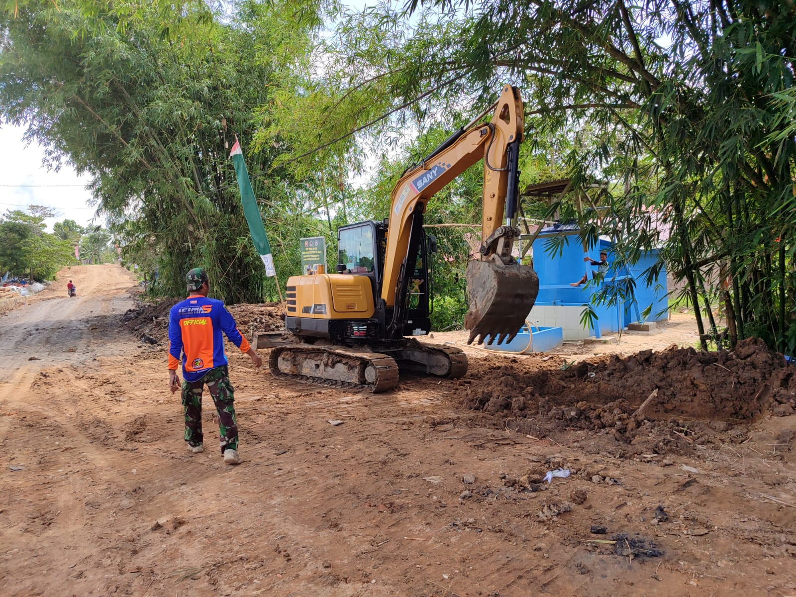 Excavator Mini Diterjunkan Satgas TMMD Ke- 120 Kodim 0908/Bontang Guna Ratakan Badan Jalan