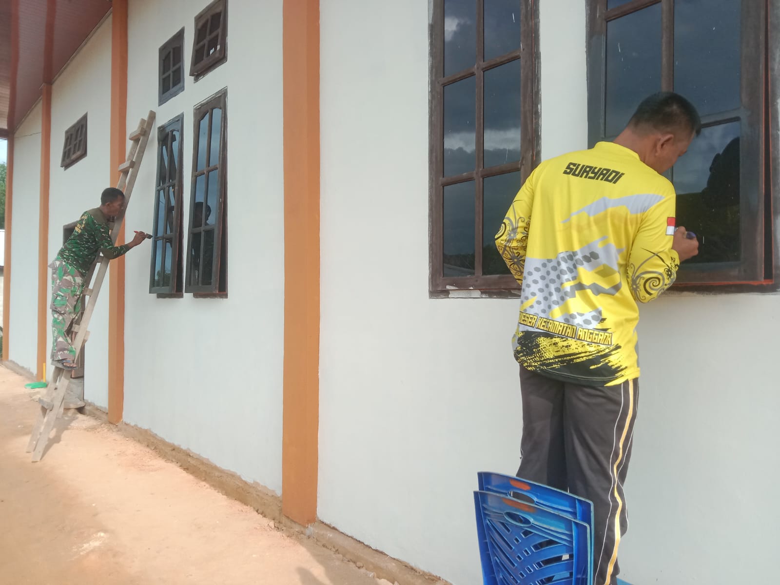 Kejar Target, Satgas TMMD ke- 120 Kodim 0908/Bontang Kebut Pengecatan Rumah Ibadah