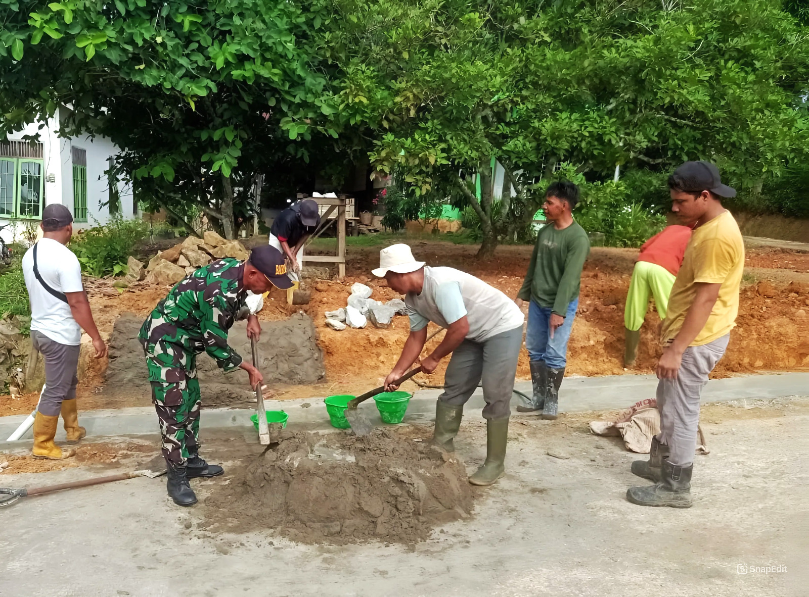 Penuhi Kebutuhan Air Bersih, Babinsa Dan Warganya Bangun Tempat Penampungan Air