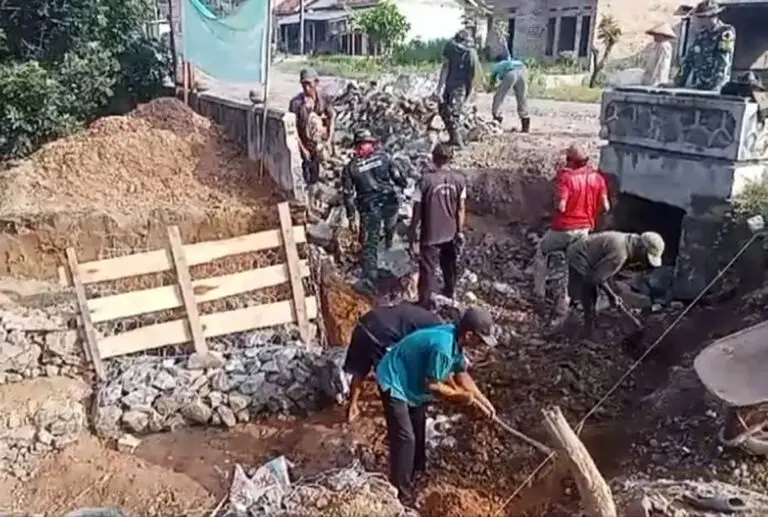 TNI dan Masyarakat Kebut Pekerjaan Program TMMD Ke-120