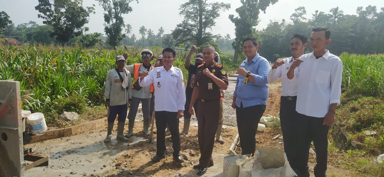Pekon Enggalrejo Laksanakan Pembangunan Rabat Beton dan Pembagian Beras