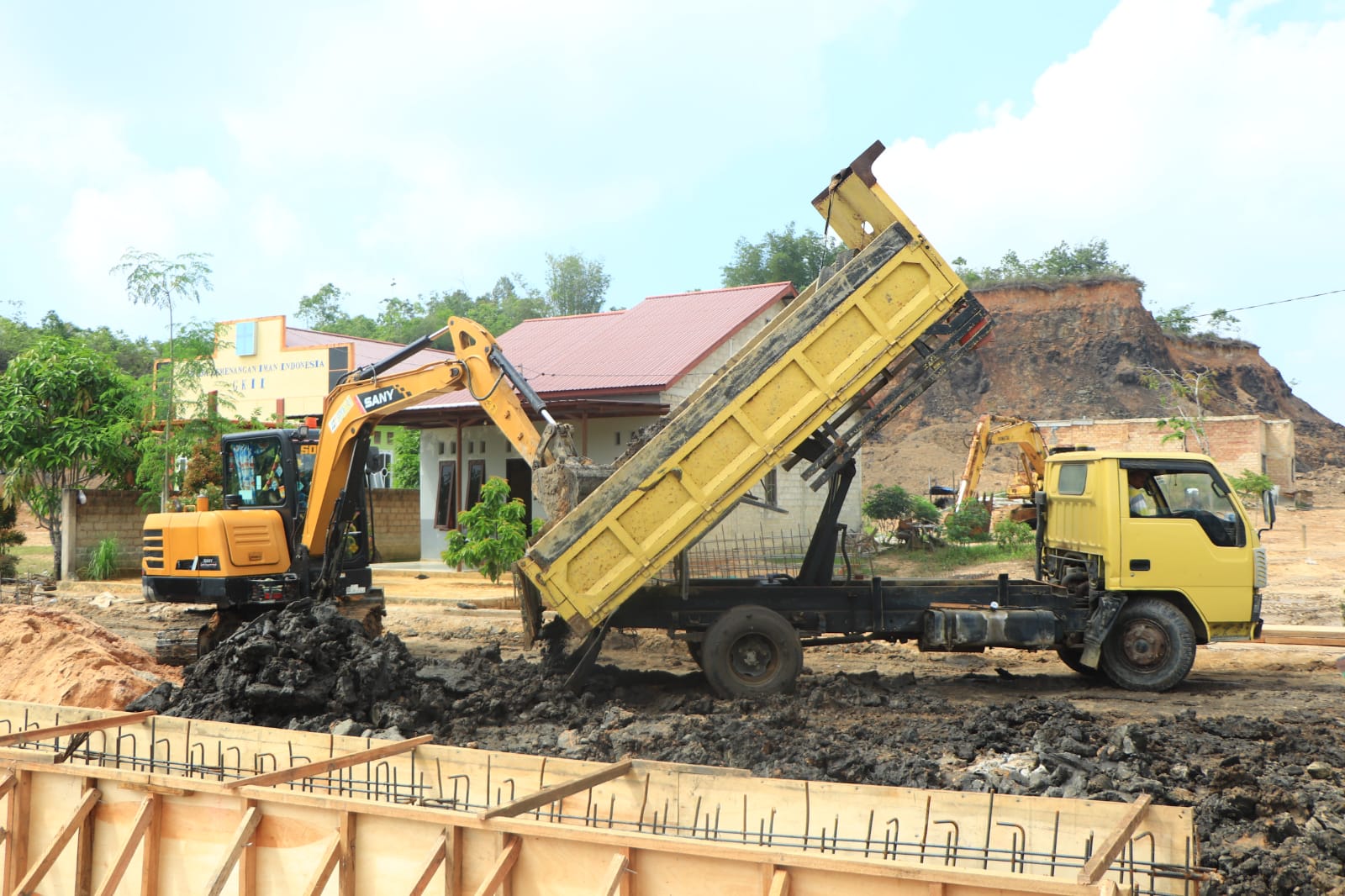 Satgas TMMD Ke – 120 Kodim 0908/Bontang Terus Kerahkan Dump Truck Kerjakan Penimbunan Jalan