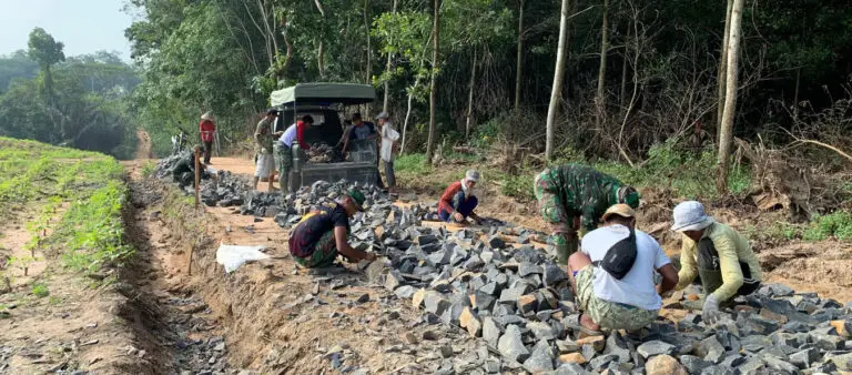 Kejar Target, Satgas TMMD Kodim 0421/LS Kebut Pekerjaan