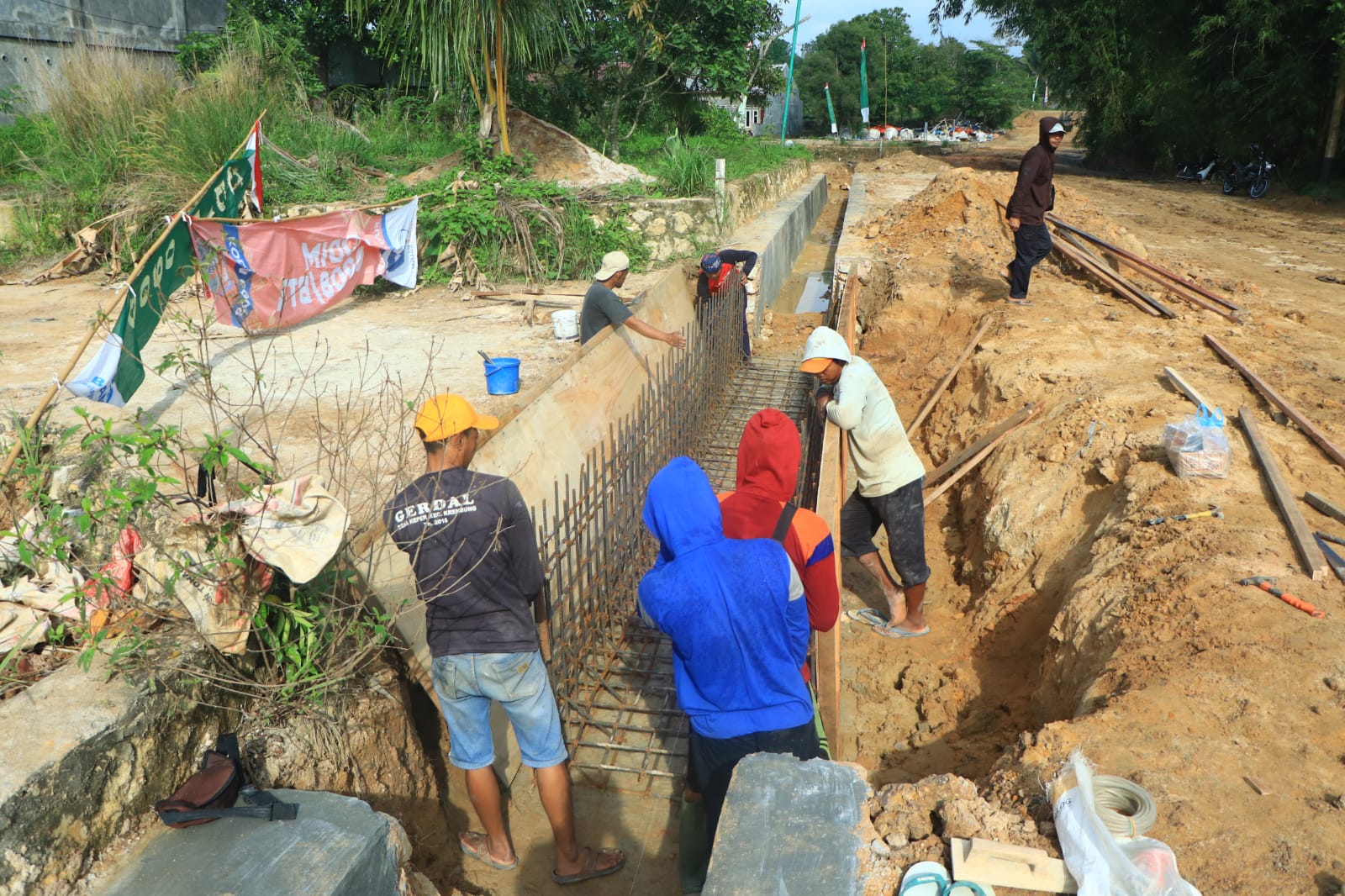 Satgas TMMD Ke-120 Kodim 0908/Bontang Mulai Merangkai Besi dan Cor Plat Duiker