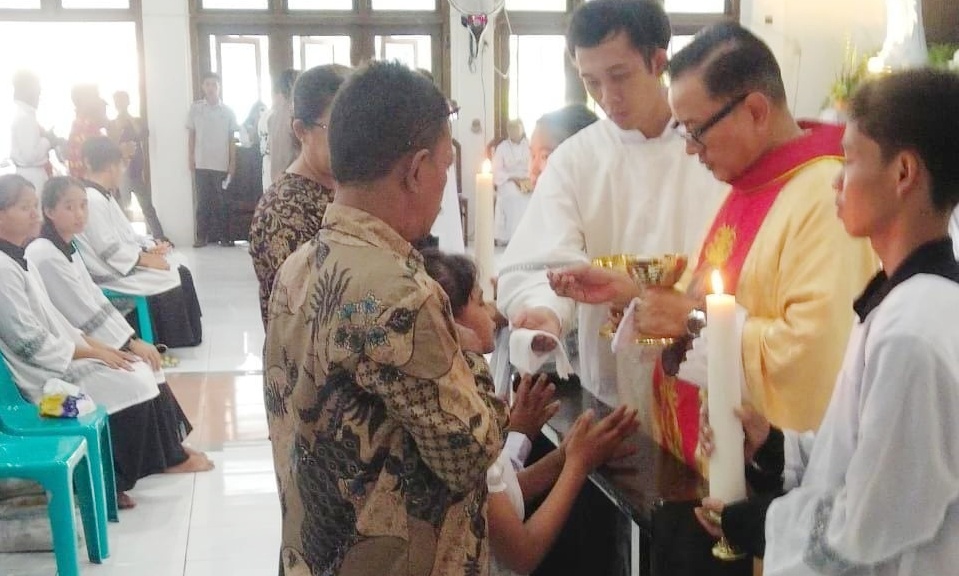92 Anak Paroki Menerima Komuni Pertama di Gereja Katolik Siti Maryam Saluampak