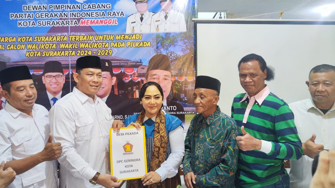 Hercules Rosario Marshal Dampingi ‘Srikandi Solo’ Ambil Formulir Pendaftaran Bacalon Walikota Dengan Pengawalan Khusus Pasukan GRIB