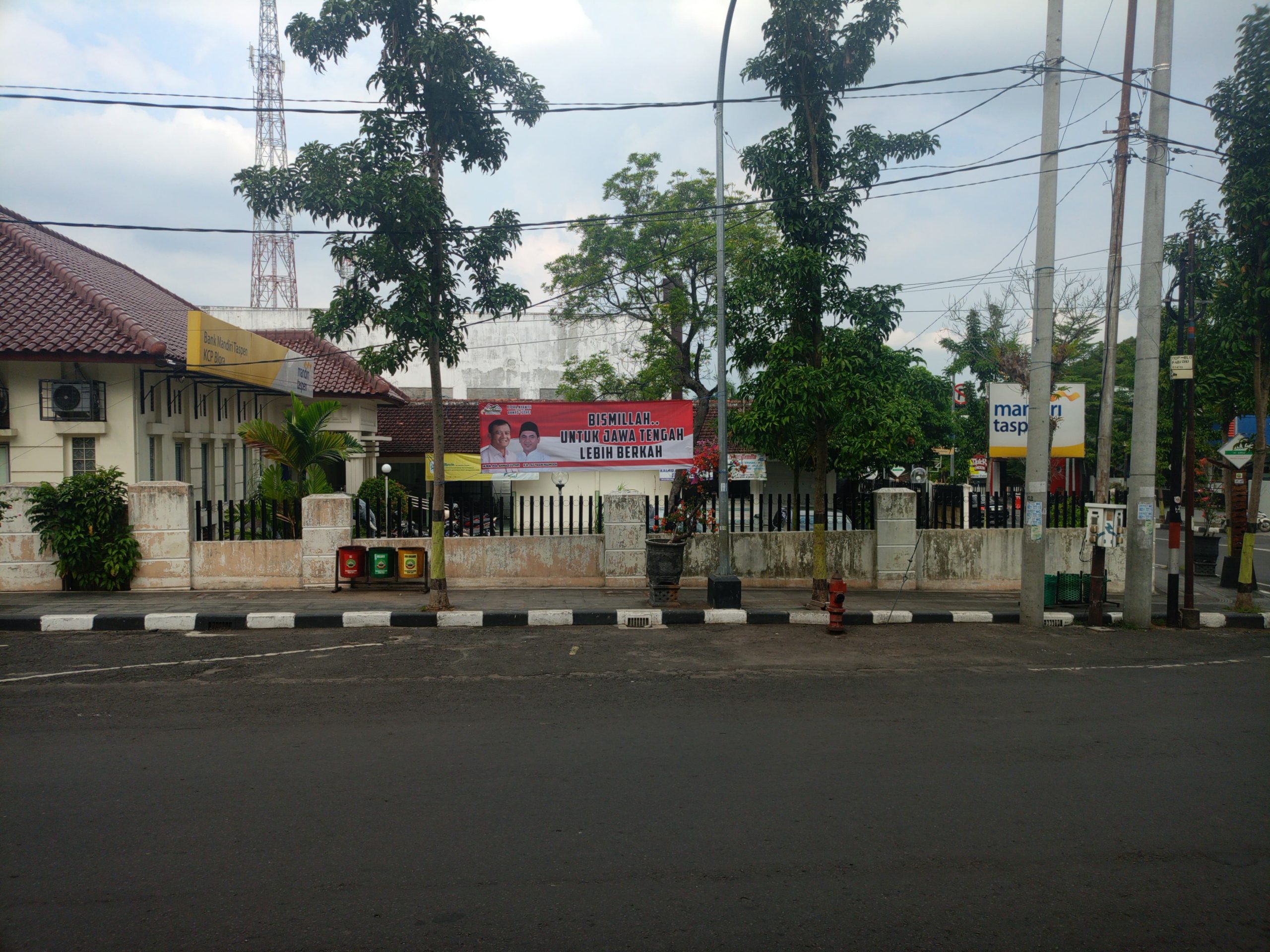 Pasangan Irjen Pol. Ahmad Luthfi dan Taj Yasin Maemon Disambut Hangat oleh Santri Blora