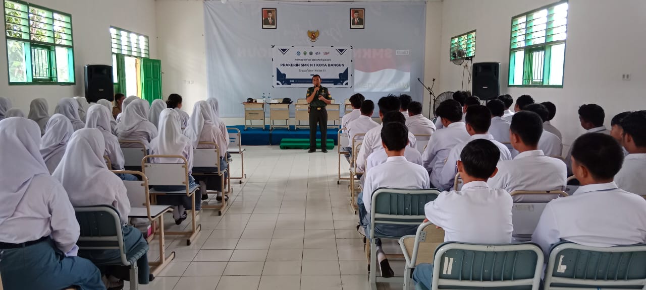 Babinsa Koba Berikan Pembekalan Tentang Pentingnya Kedisiplinan Pada Siswa SMKN 1