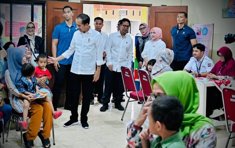 Presiden Joko Widodo (Jokowi) bersama Ibu Iriana Tinjau Program Pencegahan Stunting di Posyandu Bogor