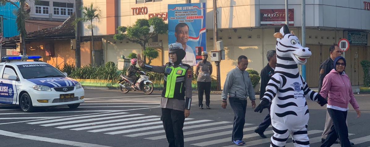 Polantas Pati Libatkan Badut Zebra Bantu Masyarakat