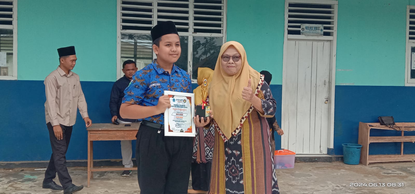 MTS Mathla’ Ulanwar Rawa Selapan Bagikan Raport dan Piagam