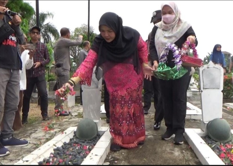 Peringati HUT Ke 342 Kota Bandar Lampung, Hj. Eva Dwiana Lakukan Ziarah Ke Makam Pahlawan