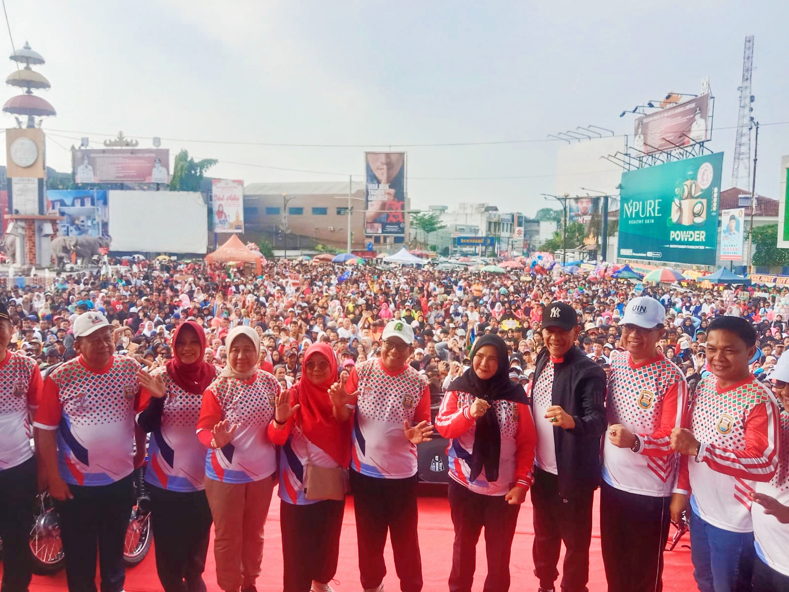 Ribuan Warga Bandar Lampung Padati Bundaran Gajah Tugu Adipura