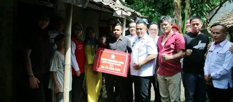 Bupati Nanang Kembali Berikan Bantuan Bedah Rumah Layak Huni