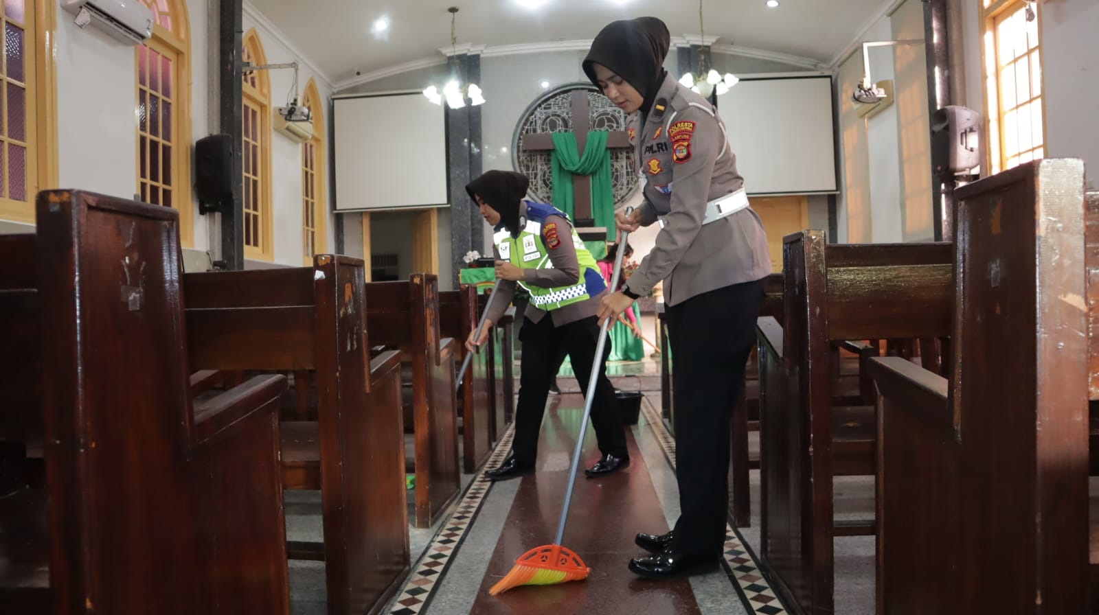Wujud Kepedulian dan Toleransi Antar Umat Beragama Polresta Bandar Lampung Bersih Bersih Tempat Ibadah