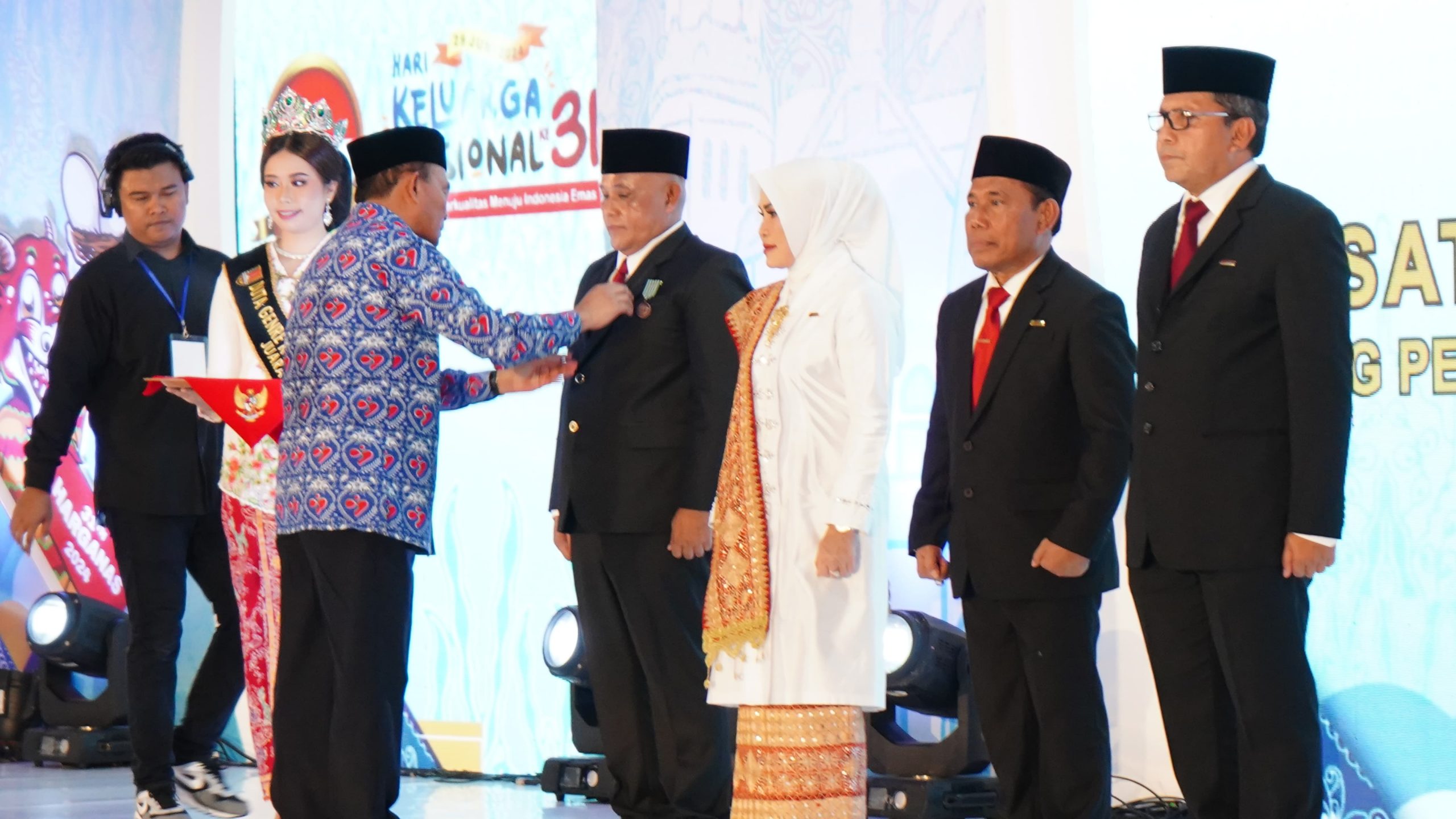 Bupati Lamsel Nanang Ermanto Terima Penghargaan Satyalencana Wira Karya