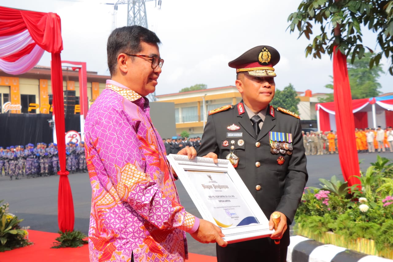 Dihari Bhayangkara Kapolda Lampung Irjen Pol Helmy Santika Terima Penghargaan