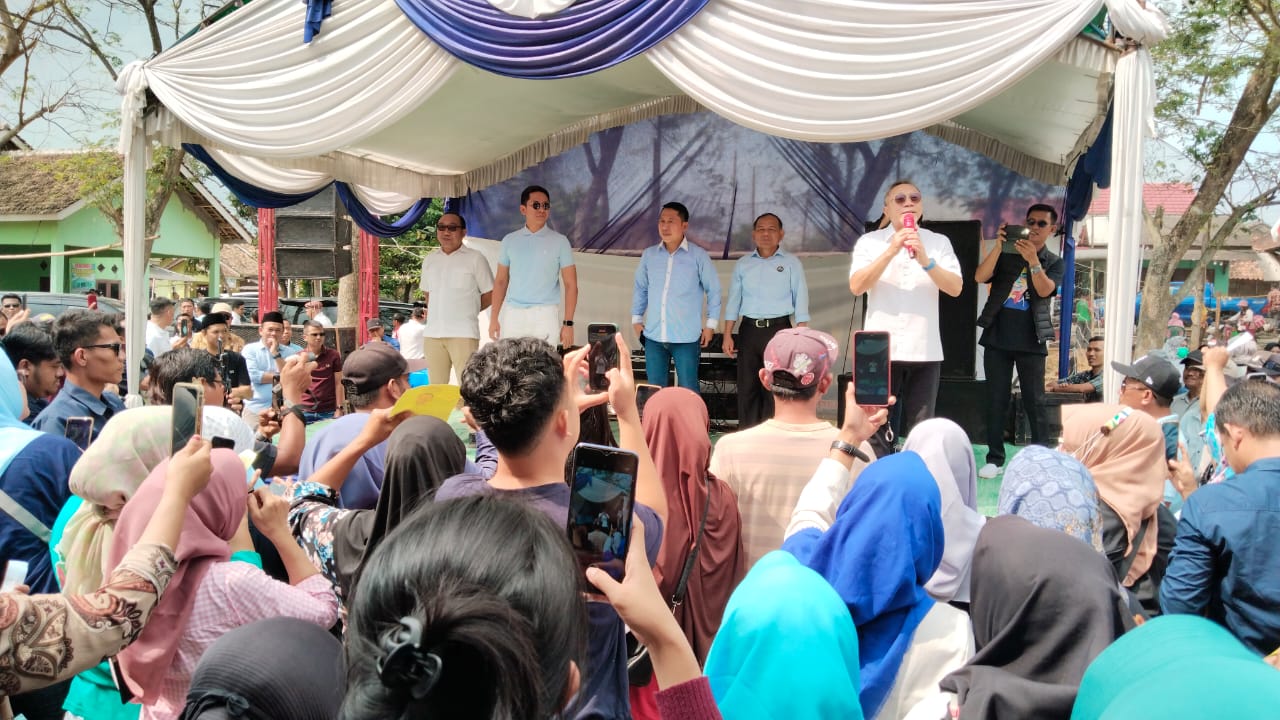 Ribuan Warga Merbau Mataram Sambut Zulhas dan Calon Bupati Lamsel Radityo Egi Pratama