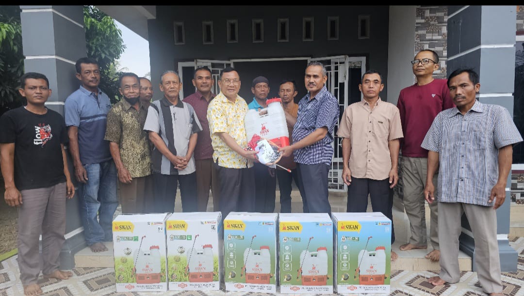 Hanan A Rozak Serahkan Ratusan Tangki Semprot Elektrik Kepada Para Petani Lampung Timur