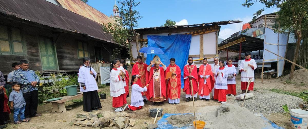 Gereja Katolik Paroki Bittuang Siap Dibangun, Uskup Agung Koajutor KAMS Letakkan Batu Pertama