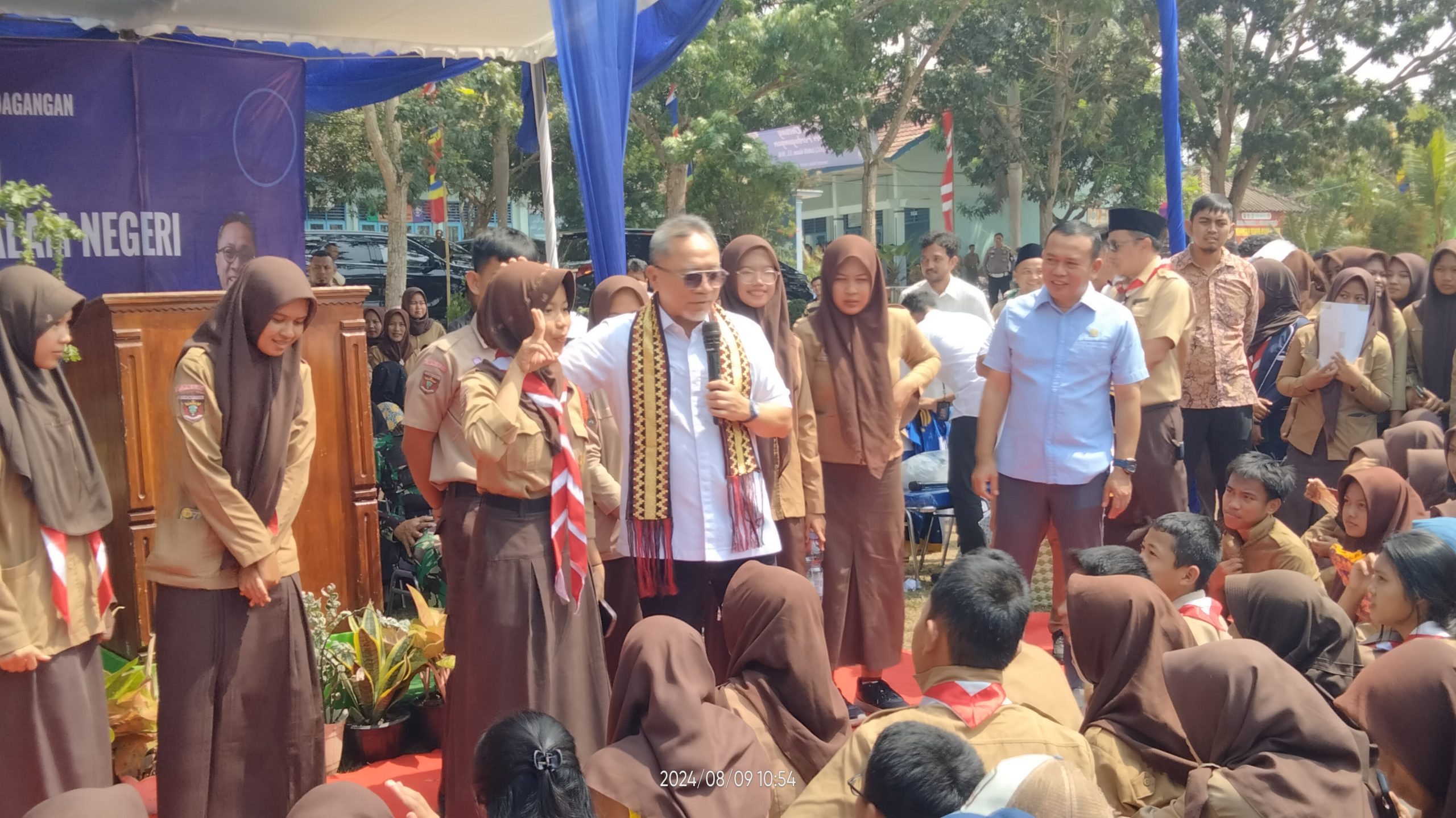 Mendag Zulhas Sapa Siswa SMA Negeri 1 Sidomulyo, Bagikan Ribuan Nasi Kotak dan Susu