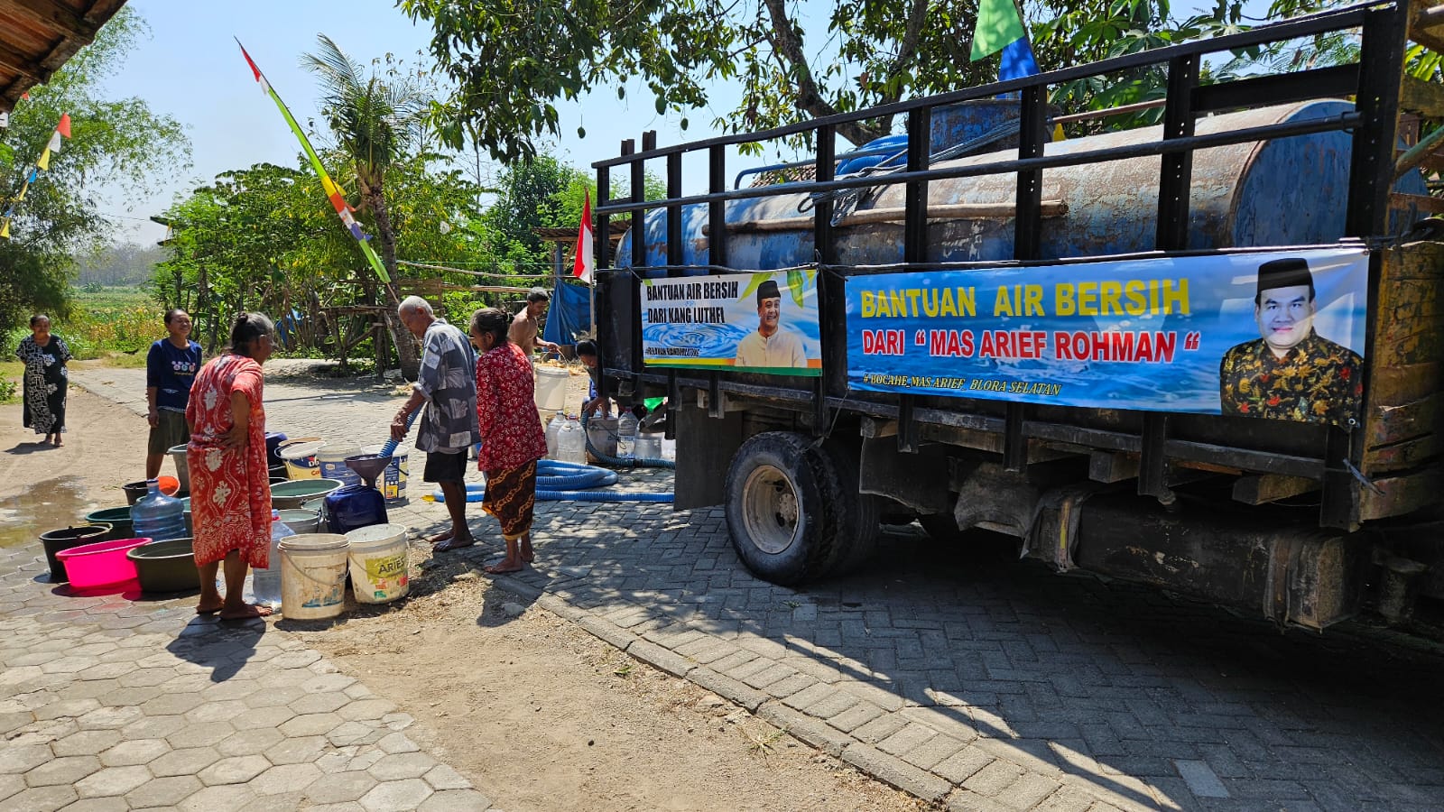 Relawan ASRI dan Relawan Ahmad Luthfi Bersinergi Bagikan Air Bersih di Blora 
