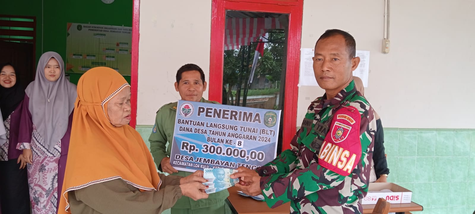 Pastikan BLT Tepat Sasaran, Babinsa Lakukan Pendampingan Pada Warganya