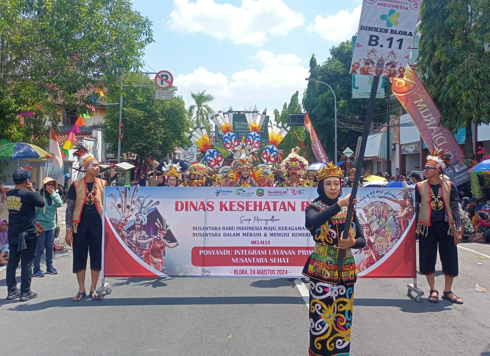 Dinkes Blora di Pawai Pembangunan HUT RI ke-79 Menampilkan Kostum Dari Borneo Kalimantan 
