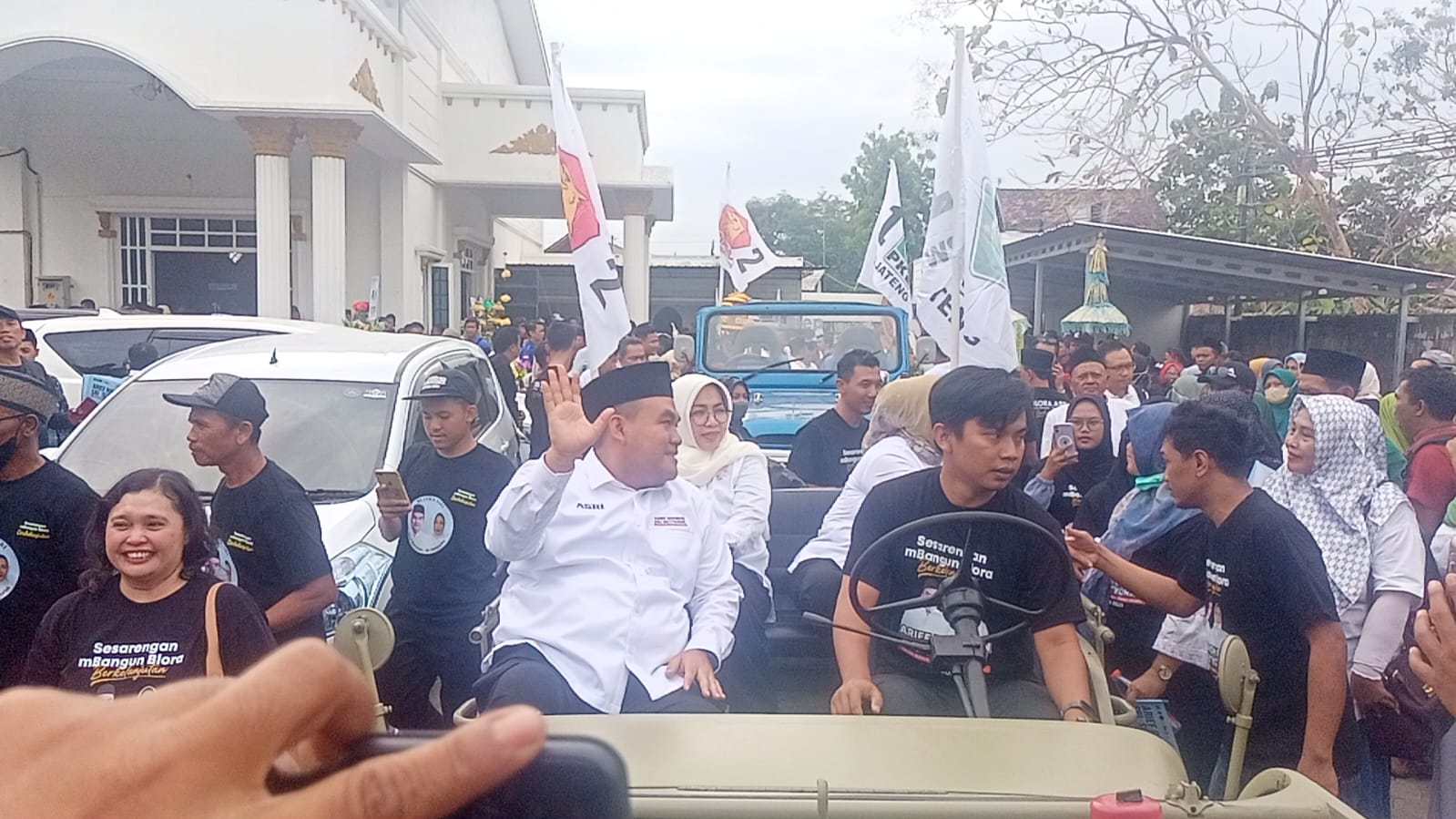 Setelah Deklarasi Bapaslon ASRI Daftar ke KPU Diiringi Ratusan Relawan  