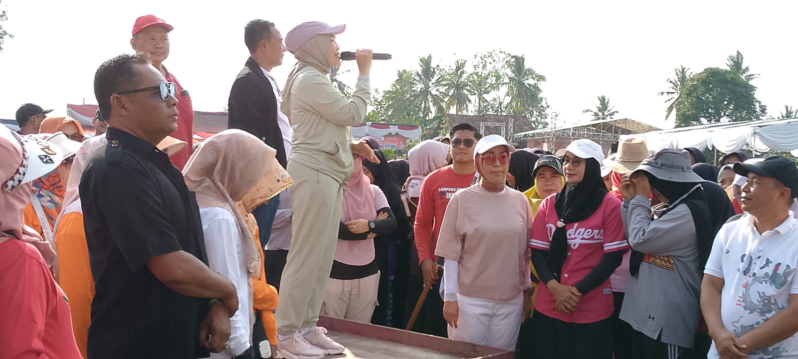 Bunda Win Lepas Ratusan Peserta Jalan Sehat