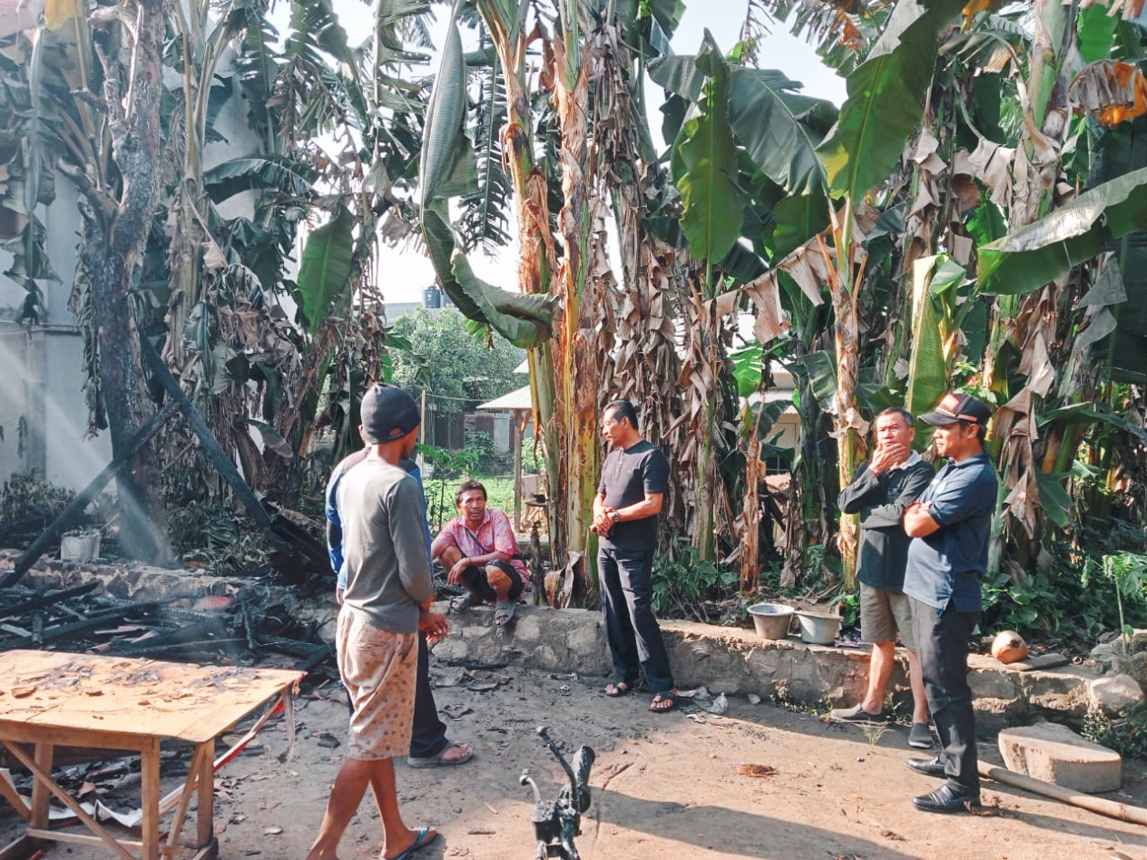 Kades Jatimulyo Beserta Jajarannya Tinjau Sekaligus Beri Bantuan Untuk Korban Rumah Terbakar