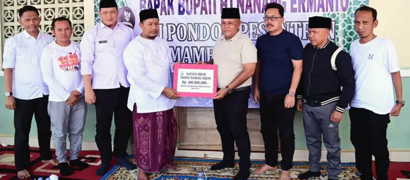 Bupati Nanang Salurkan Dana Hibah Sebesar Rp 100 Juta Untuk Ponpes Mamba,ul Hikam
