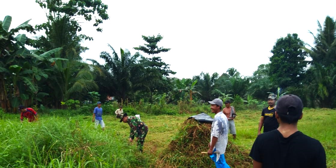 Lestarikan Budaya Gotong Royong, Babinsa Bersama Warga Lakukan Pembersihan