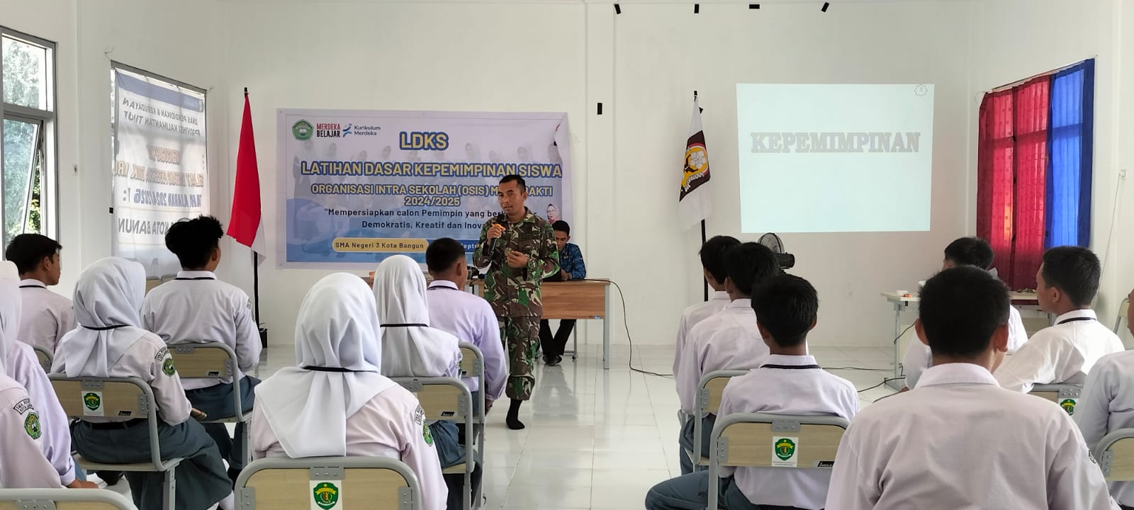 Bentuk Karakter Sejak Dini, Babinsa Kedang Ipil Berikan Materi Kepemimpinan Pada Siswa SMAN 3