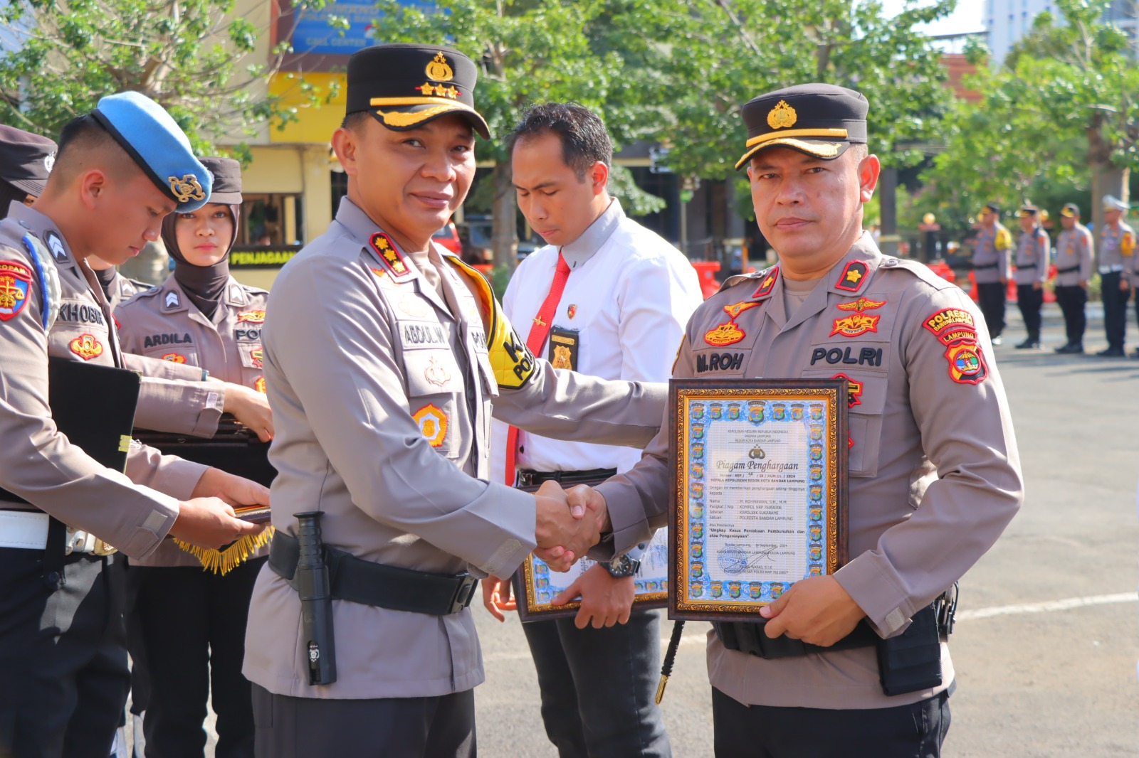 Kapolresta Bandar Lampung Berikan Penghargaan Kepada 21 Anggota Berprestasi