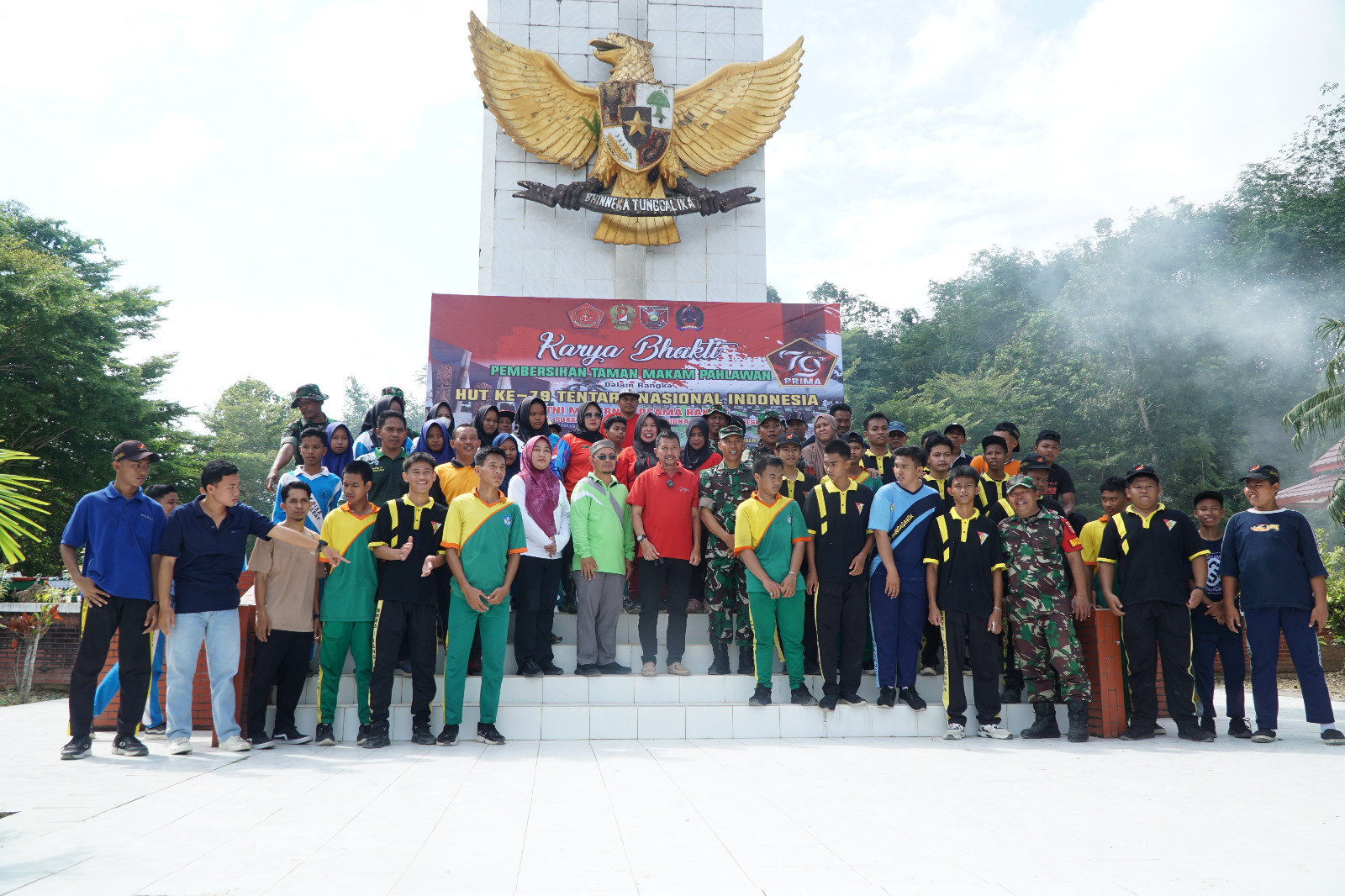 Sambut HUT TNI Ke – 79 Koramil Sanga-Sanga Bersama warga Lakukan Kegiatan Karya Bakti Pembersihan TMP