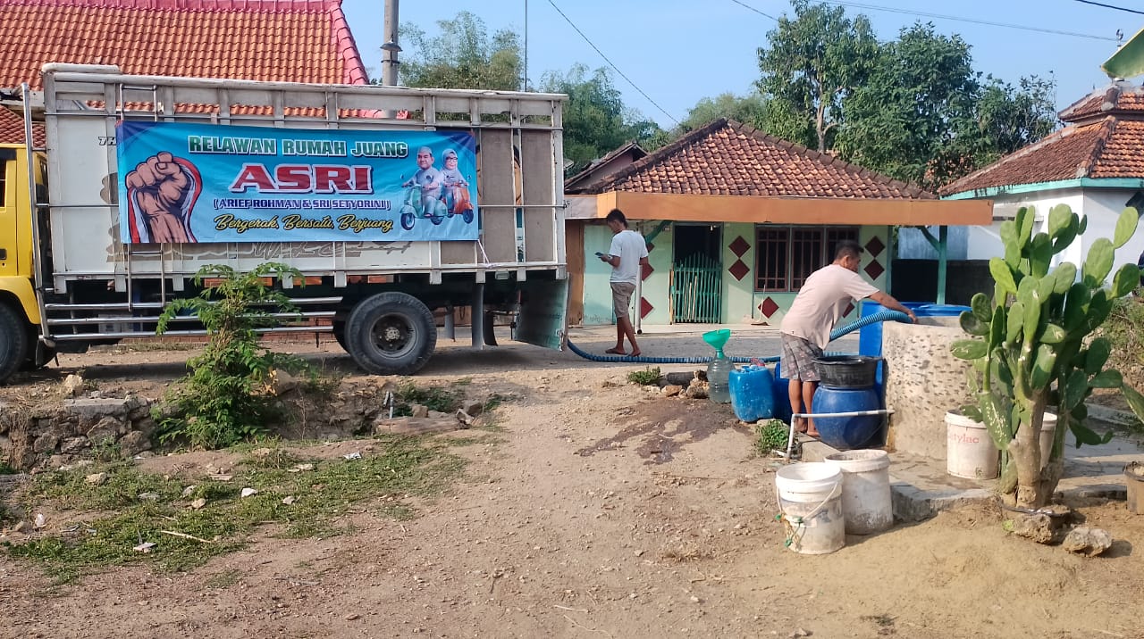 Relawan Ruang Juang ASRI Berikan Bantuan Air Bersih di Desa Kedungrejo 